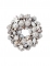 Couronne de noël enneigée 24 cm, pommes de pin et baies