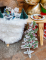 Vue en ambiance du sapin de noël en bois avec baies rouges et pommes de pin