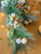 Détail des aiguilles de pin et des boules blanches de la guirlande de Noël feuillage vert et pommes de pin