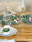 Mise en scène en centre de table de la guirlande de Noël feuillage vert et pommes de pin