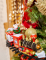 Gros plan sur la locomotive du train de noël pour sapin 23 pièces lumineux et animé