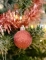 Détail de la finition pailletée des boules de Noël rose gold