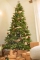 Mise en situation sur le sapin du lot de 2 boules en verre marbrées pour sapin de Noël marron effet écorce