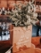 Mise en situation dans un sac cadeau kraft du bouquet de feuilles de houx pour Noël