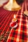 Zoom sur la bougie allumée des 3 bougies botte du père noël avec ourson