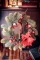 Mise en scène décorative de la couronne traditionnelle sapin et poinsettia pour décoration de Noël
