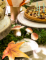 Mise en situation sur une table des champignons en mousse aspect naturel