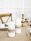 Mise en situation sur bougies du ruban mariage champêtre en toile de jute naturelle et bordure dentelle blanche