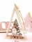 Gros plan sur les figurines de la suspension en bois Père Noël rose triangle décoratif