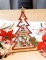 Mise en situation sur table de la décoration en bois sapin Joyeux Noël