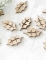 Vue rapprochée des confettis en bois ajouré feuilles de houx pour noël