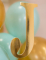 Détail de la lettre J dorée des lettres adhésives pour cubes ballons