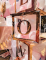 Gros plan sur la lettre O du cube à ballons transparent à personnaliser pour décoration de fête rose gold