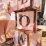 Gros plan sur les lettres dorées des stickers love pour mariage