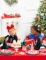 Mise en situation avec enfants de la décoration en papier alvéolé sapin de Noël