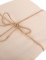 Détail du lien en ficelle et de la texture de la nappe en gaze de coton bohème