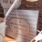 Gros plan sur le lettrage doré du livre d or petit trésor pour baby shower