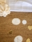 Gros plan sur les motifs des confettis mon premier anniversaire pour table