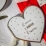Mise en situation sur table du livre d or forme cœur l amour pour mariage blanc et doré
