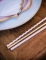 Gros plan sur les motifs des pailles en carton pour anniversaire