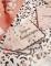Mise en situation des serviettes joyeux anniversaire boho blush et or festonnées