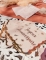 Détail de l écriture et des bords dorés des serviettes joyeux anniversaire boho blush et or festonnées