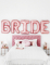 Mise en scène au-dessus d un lit des ballons lettres Bride pour EVJF rose gold