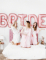 Mise en situation des ballons lettres Bride pour EVJF rose gold