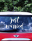 Mise en situation sur vitre arrière de l autocollant pour voiture Just Married