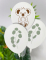 Gros plan sur les imprimés des ballons en latex koala et eucalyptus