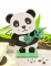 Gros plan sur la figurine en bois du centre de table panda