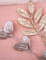 Détail du fini pailleté des branches d eucalyptus pour décoration de fête rose gold givré à paillettes