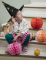 Mise en situation avec enfant des citrouilles en papier alvéolé Halloween pour décoration de fête