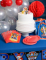 Mise en scène lors d un anniversaire des assiettes rondes en carton pour dessert rouge corail