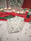 Détail de l étiquette personnalisable des pochettes cadeaux houx de Noël en papier