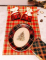 Mise en scène avec décoration de table du plateaux en carton tartan de Noël