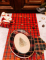 Mise en scène avec décoration de fête et pochons du plateaux en carton tartan de Noël