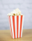 Vue d une boîte remplie de popcorn des boîtes à popcorn à rayures pour fête rouges et blanches avec liseré doré
