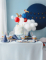 Mise en situation sur table de fête des assiettes en carton petit avion