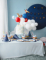 Mise en scène sur table de la décoration de gâteau petit avion