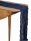Vue de profil de la retombée du chemin de table cheesecloth