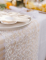 Détail des broderies du chemin de table voile brodé à fleurs