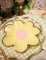 Détail de la superposition des petites assiettes fleurs lilas rose jaune vert et or en carton