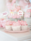 Détail des motifs sur des cupcakes des pics à cocktail pyjama party