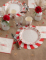 Vue d ensemble de la décoration de table des assiettes en carton motif gourmandises de Noël
