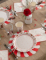 Vue d ensemble sur table de fête des gobelets en carton gourmandises de Noël