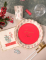 Mise en situation sur une table de fête des serviettes houx de noël