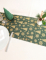 Mise en situation sur une table du chemin de table sapin