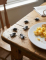 Mise en situation sur une table des fausses mouches farces et attrapes