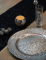 Mise en situation sur table de fête du photophore boule à facette pour décoration argentée en verre